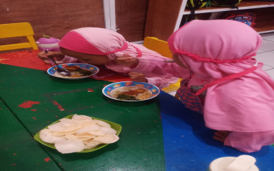 Kegiatan Makan Bersama RA Al Qodir