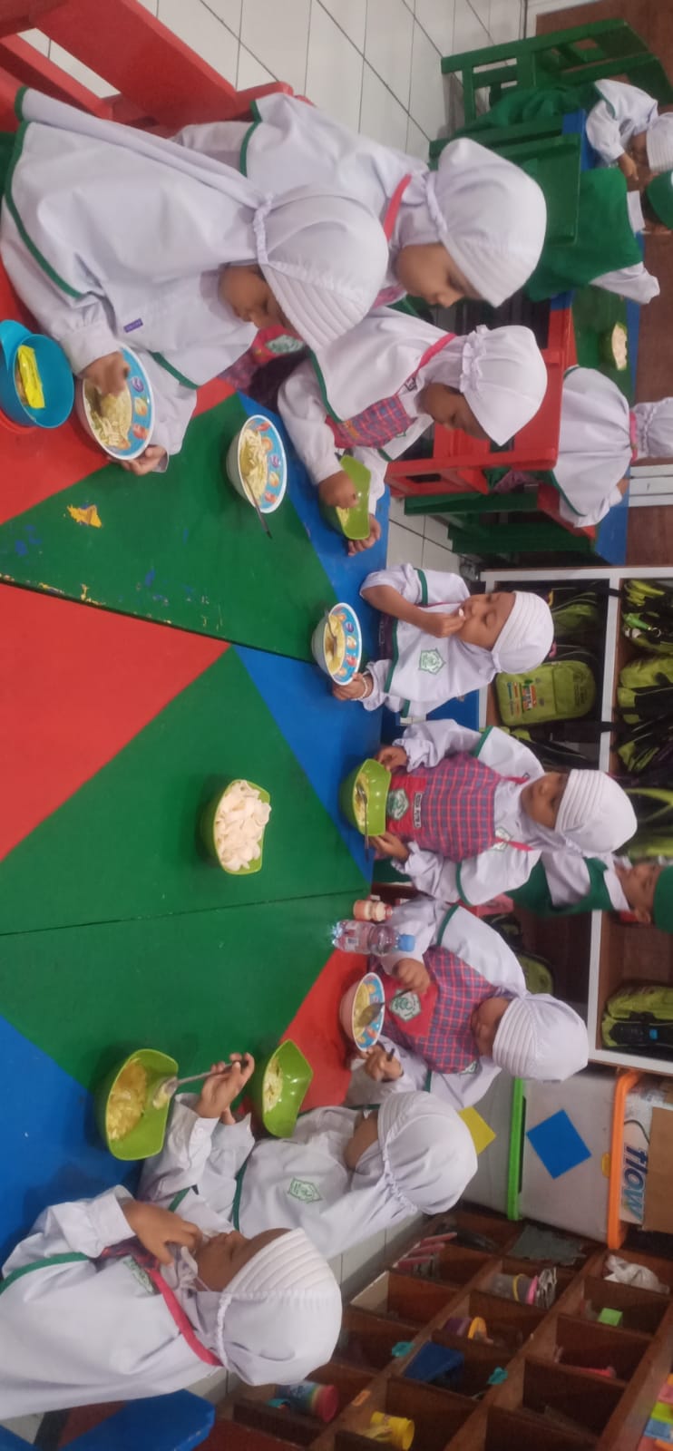 Kegiatan Makan Bersama RA Al Qodir